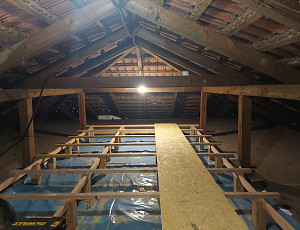 Zateplení stropu bungalovu pomocí foukané izolace